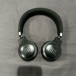 JBL Live 460NC headphones